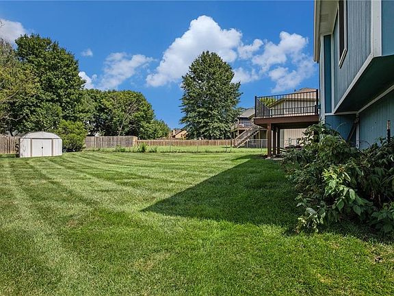 2nd image of 812 Applewood Ln