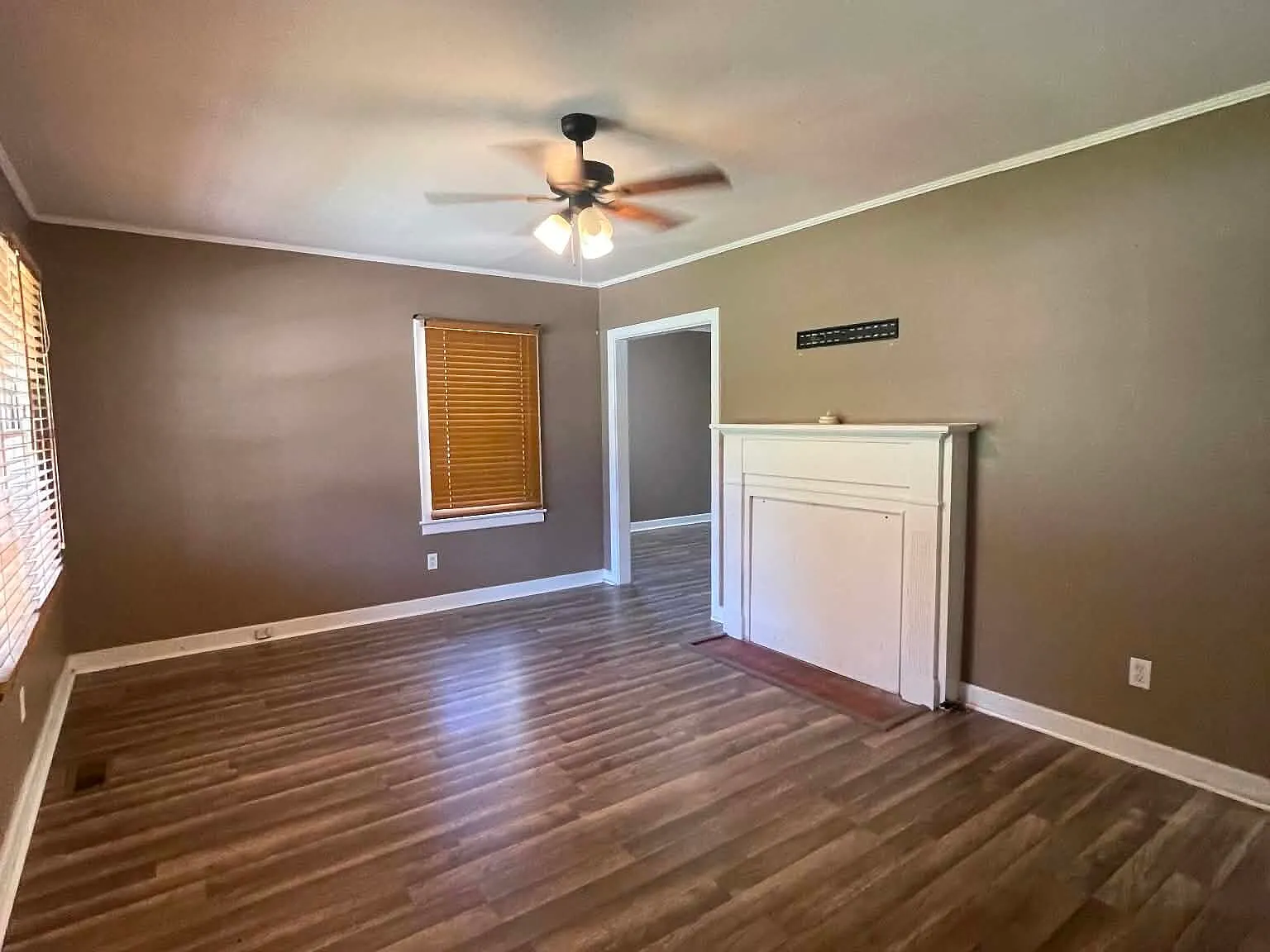 3 bed, 1.0 bath, 1242 sqft, $1,325 — Photo 2