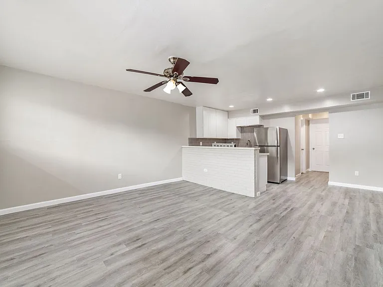 1424 Marshall — Photo 3