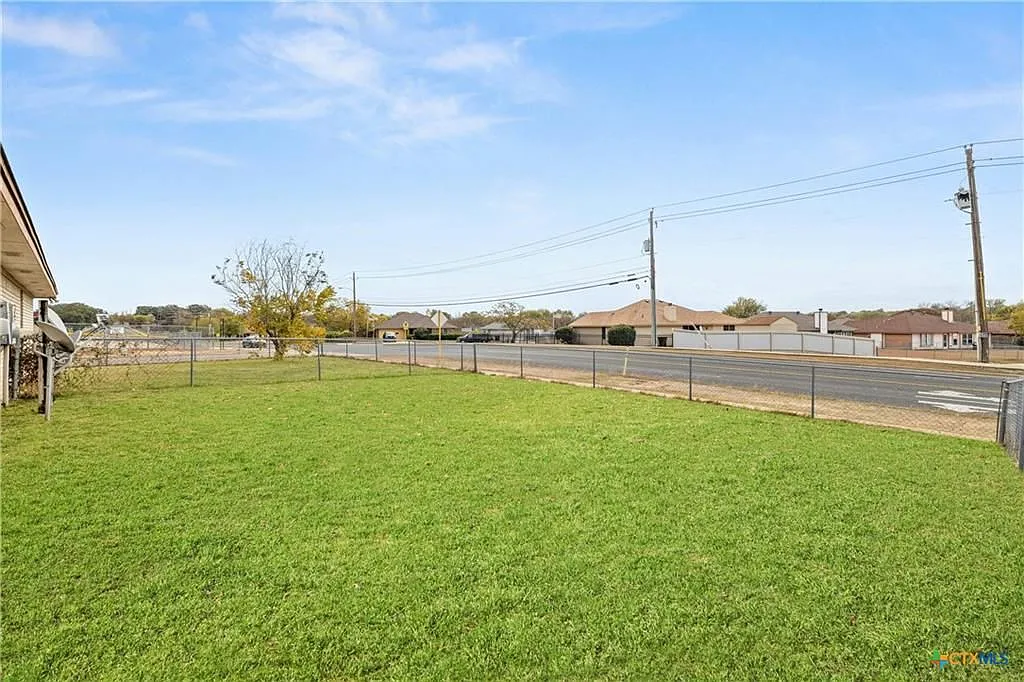 3 bed, 2.0 bath, 1183 sqft, $1,350 — Photo 3