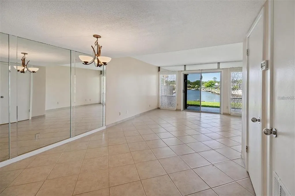 2 bed, 1.5 bath, 1127 sqft, $1,700 — Photo 4