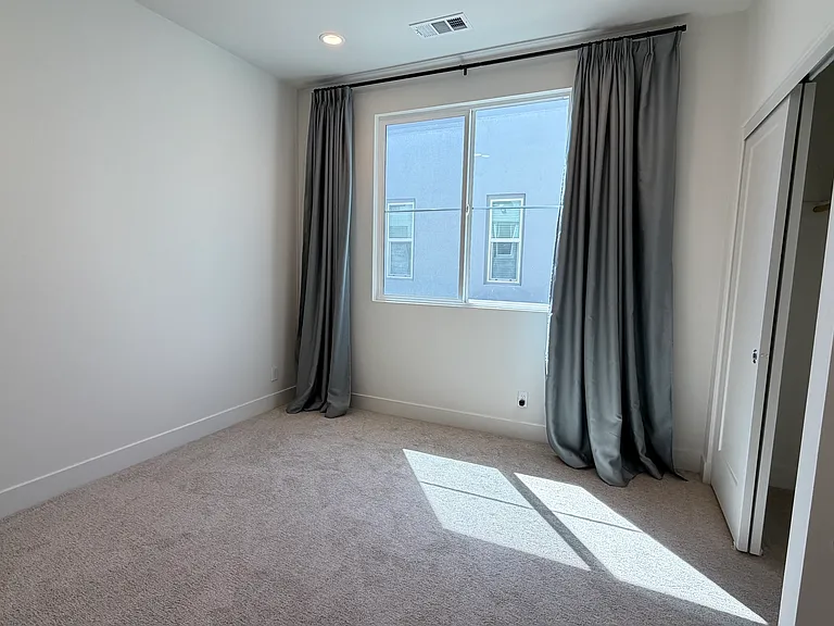 211 Paramount — Photo 11