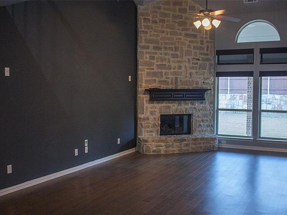 5th image of 704 Yarrow St