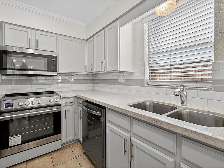 1221 Cedar Post Ln #1B — Photo 1