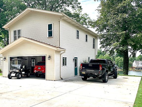 3rd image of 2650 Seymour Dr