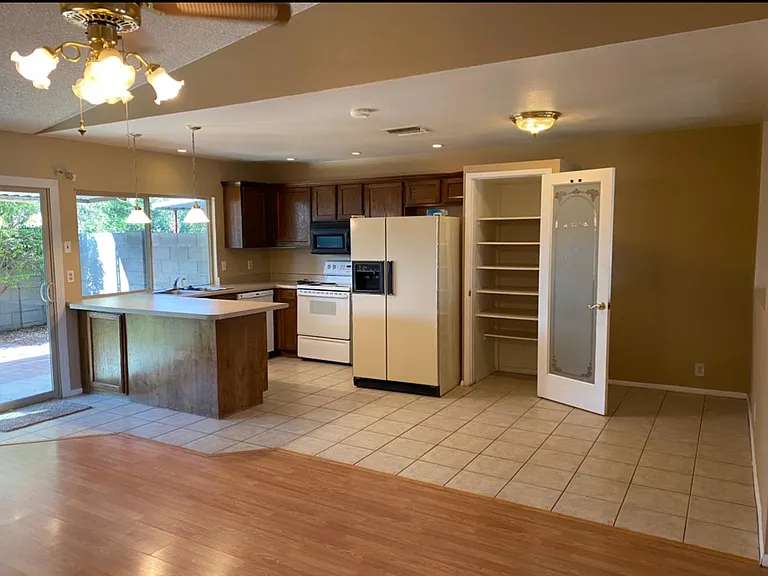 5213 W Carol Ave — Photo 4