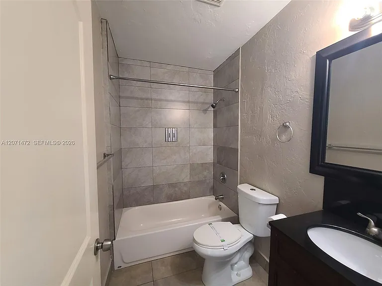 633 NE 16th Ave #3 — Photo 4