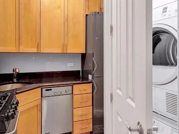 5th image of 330 E 6th St APT 2R
