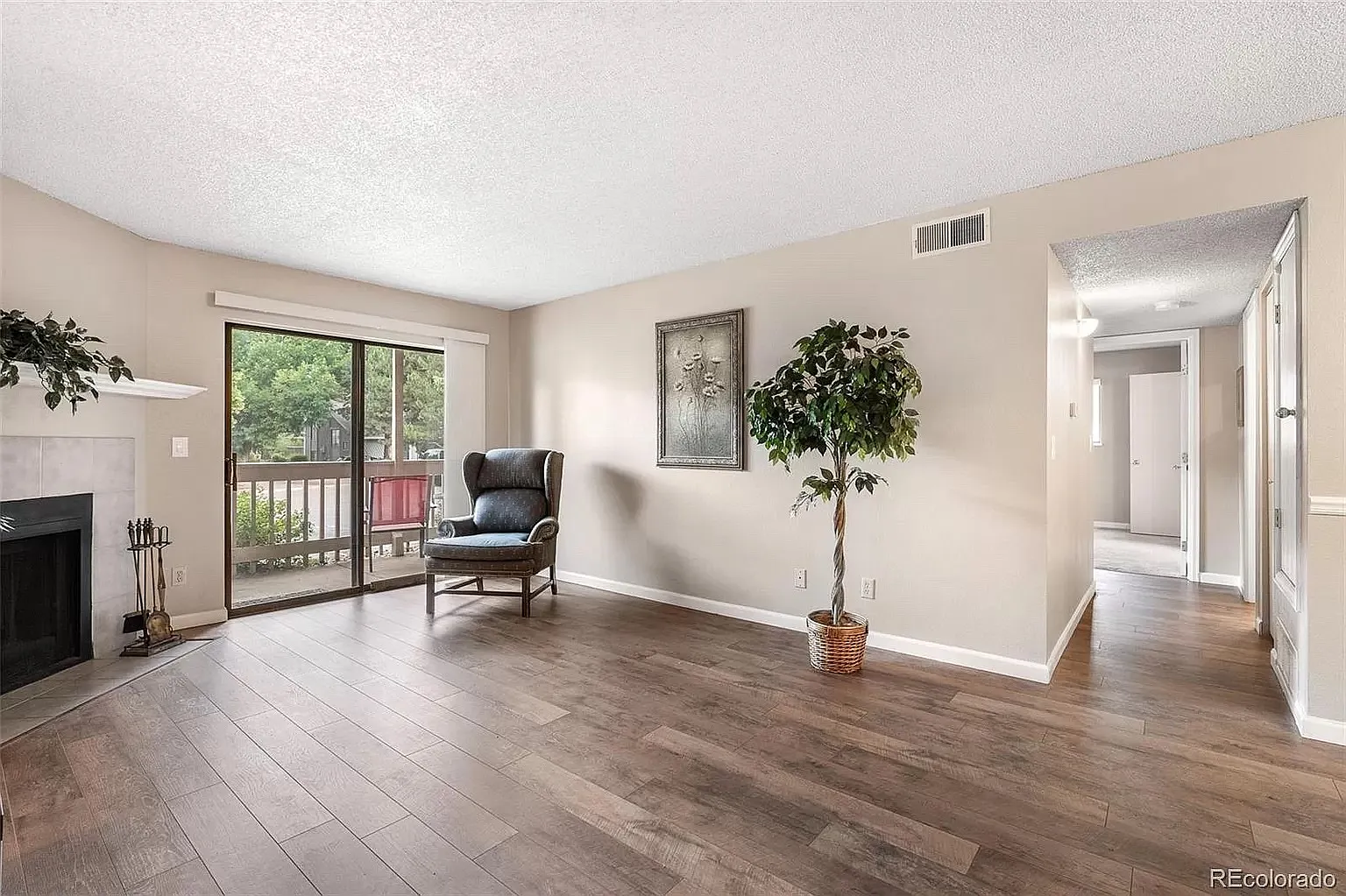 2 bed, 981 sqft, $2,175 — Photo 2