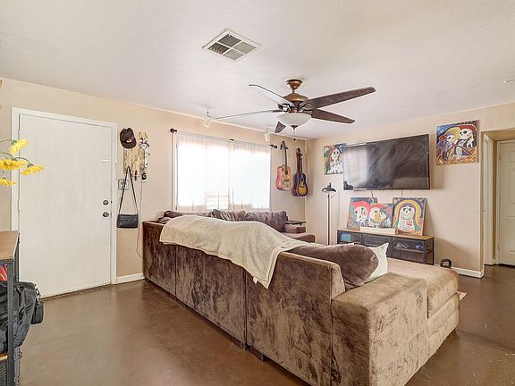 3rd image of 915 W Paseo Way