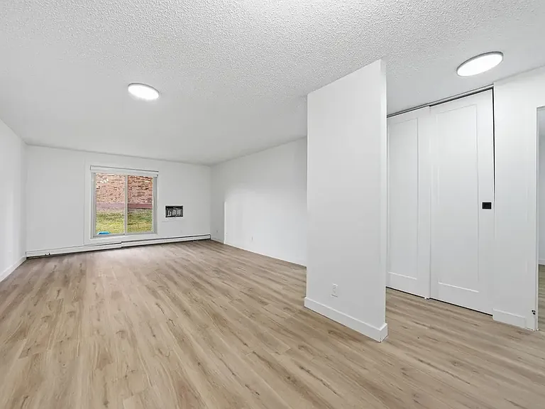 431 Wollaston Cres — Photo 8