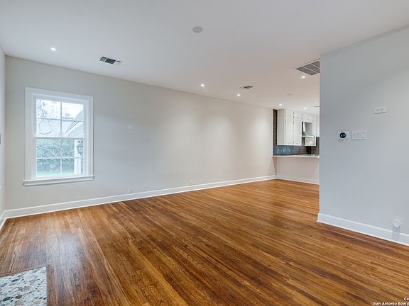 4th image of 257 LOVERA BLVD