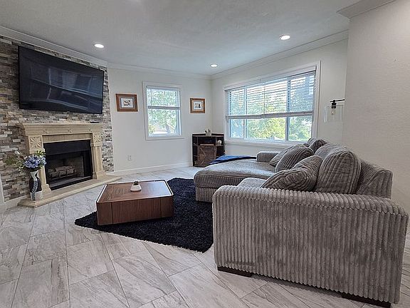 5th image of 659 Alexander St Unit 5