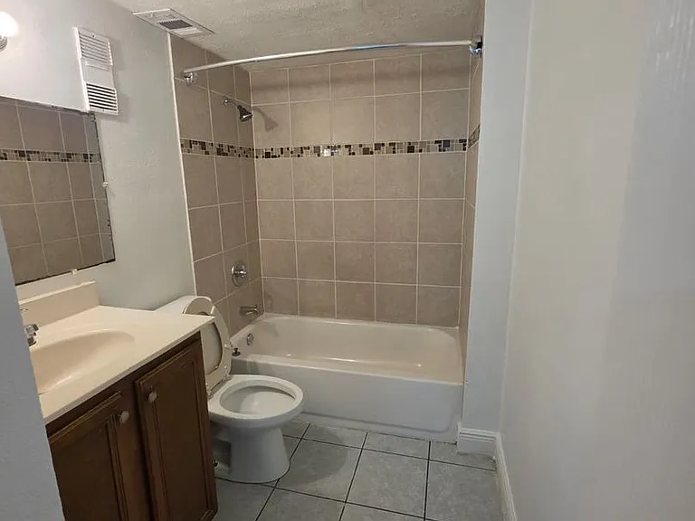 801 Sky Lake Cir #B — Photo 19
