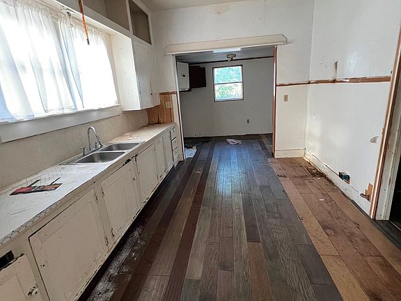3rd image of 404 E Main St
