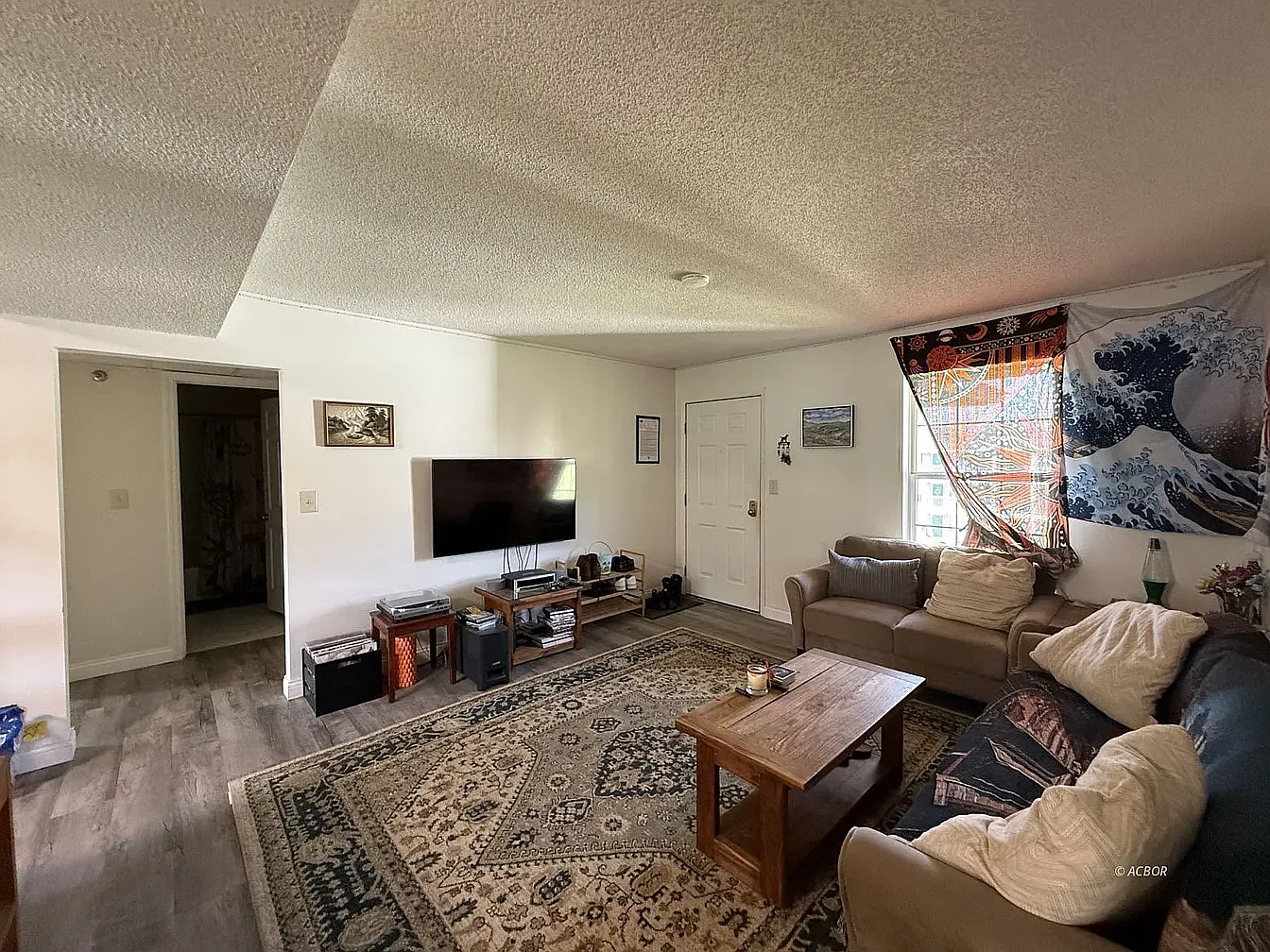 4 bed, 1040 sqft, $2,400 — Photo 4
