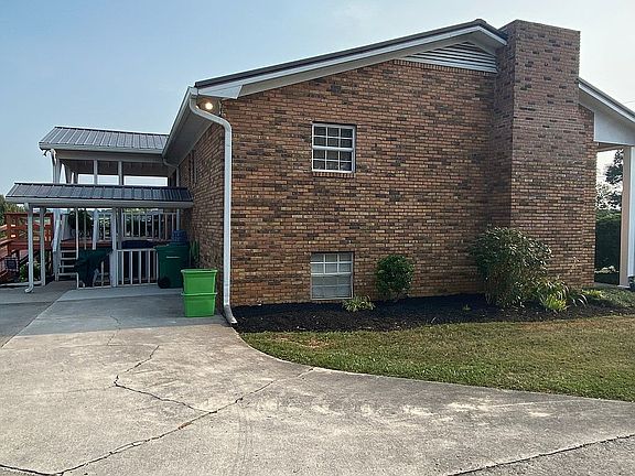 4th image of 250 Suburban Dr