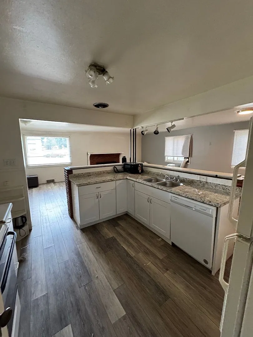 Available August - Spacious 3 Bed — Photo 4