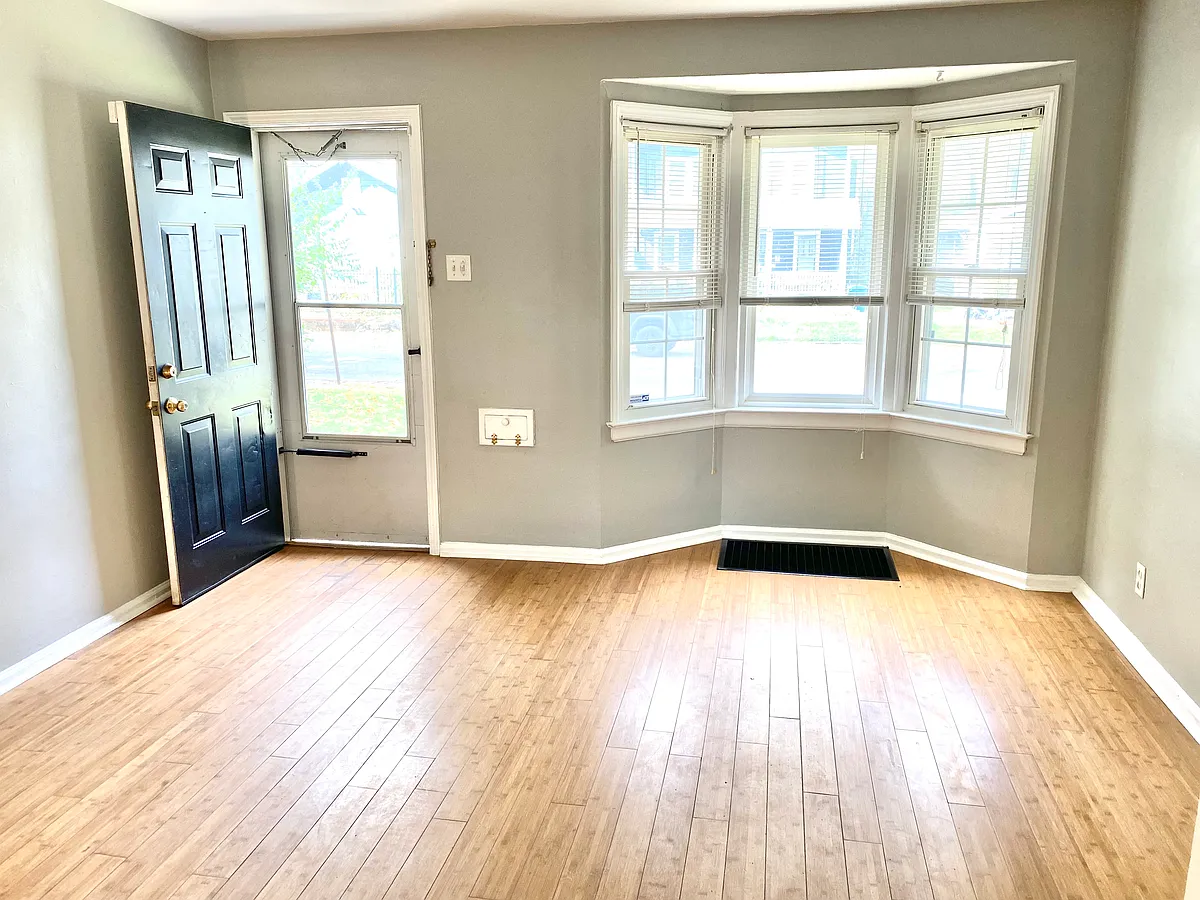 Living Room with lots of light! - 4911 Winthrop Ave