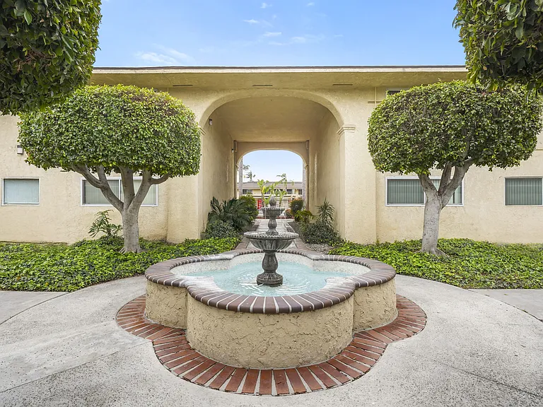 Balboa Apartments — Photo 14