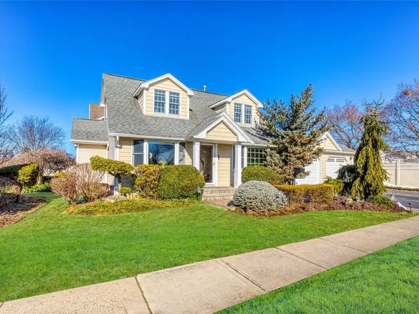 38 Washington Ave, Hicksville, NY 11801