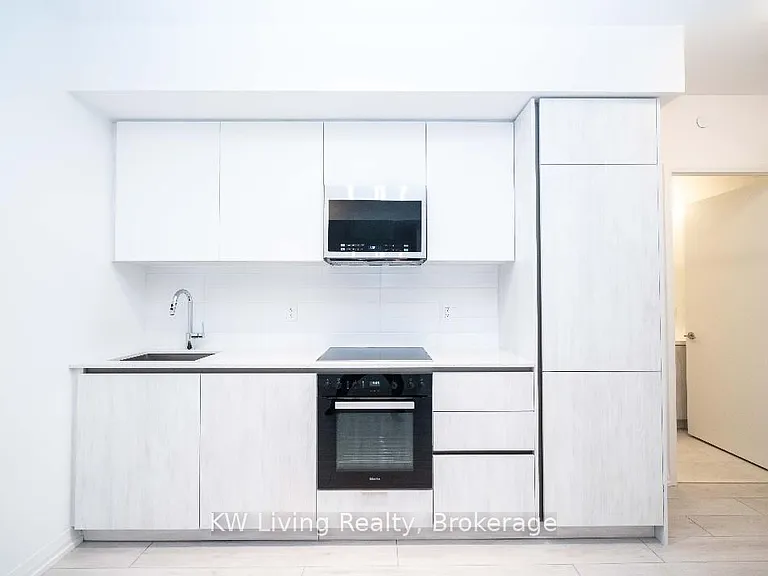 400 King St W #523 — Photo 8