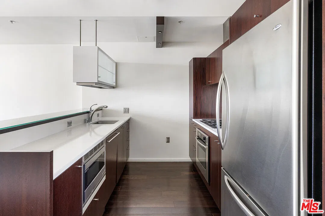 2 bed, 2.0 bath, 1160 sqft, $3,700 — Photo 2