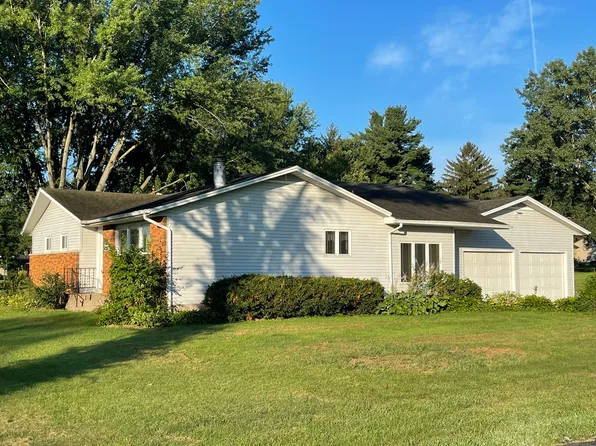 6582 Valley Dr, Bettendorf, IA 52722