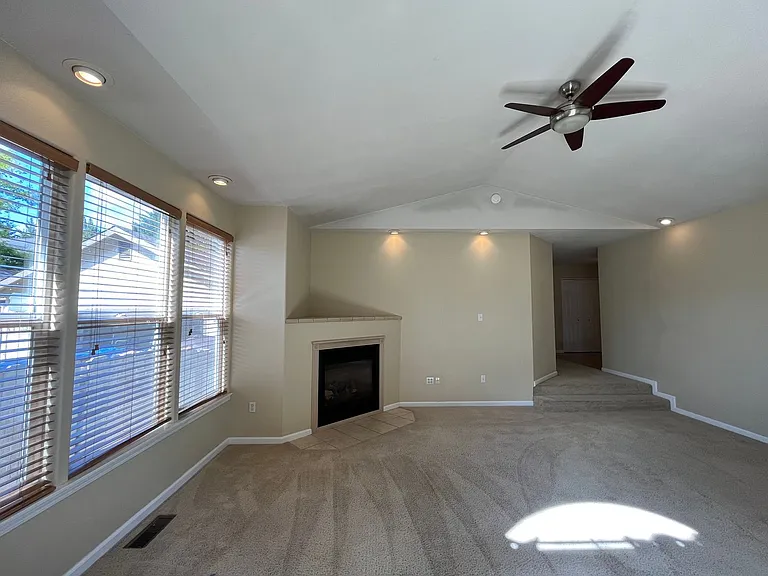 4575 Kincaid Ct — Photo 6