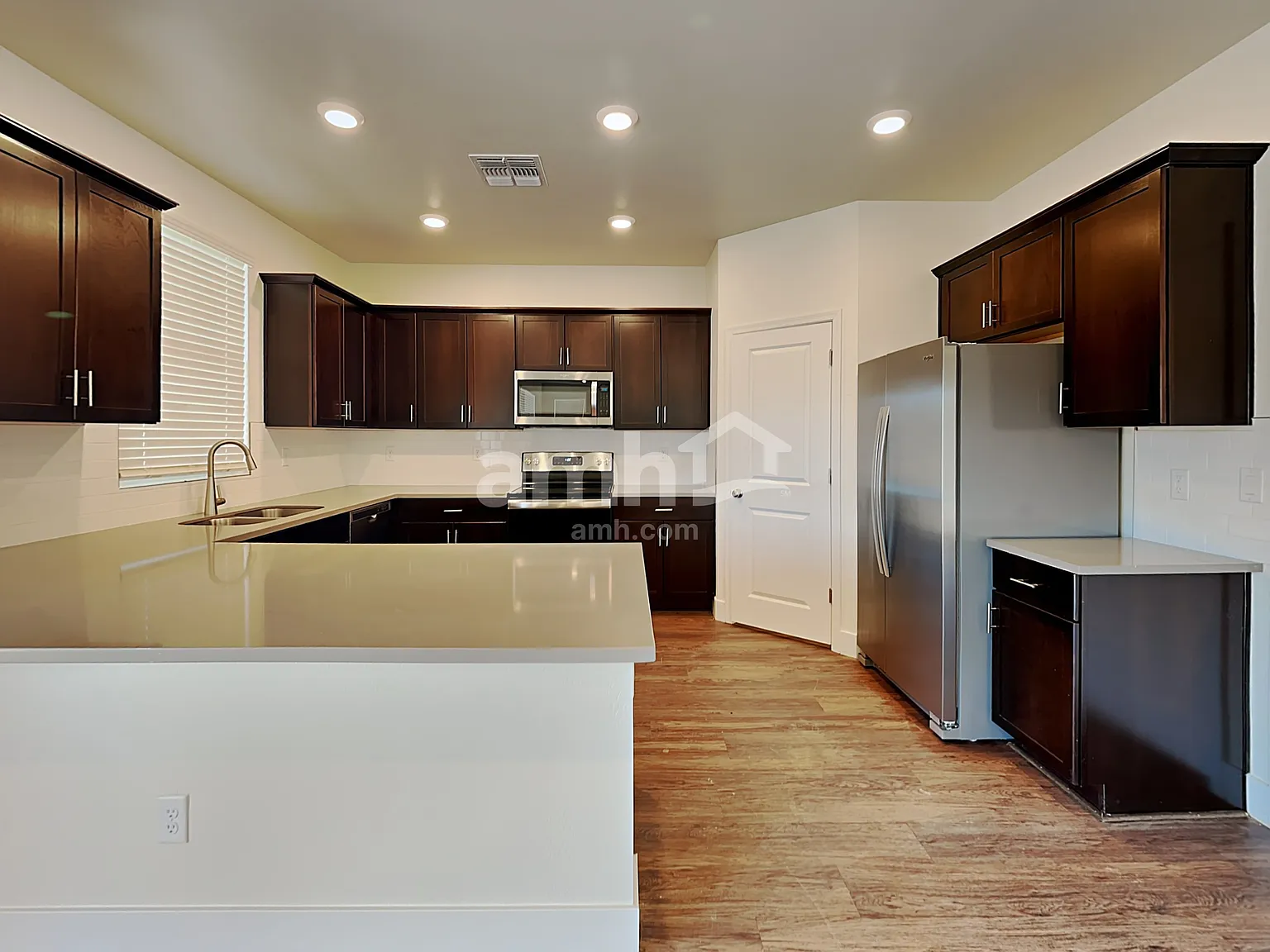 4 bed, 2.5 bath, 1912 sqft, $2,455 — Photo 4