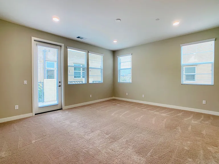 810 Beacon — Photo 5
