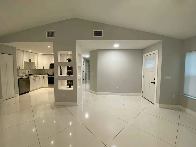 2032 Gregory Dr — Photo 1