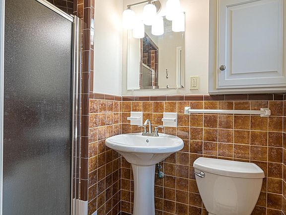 South bedroom's ensuite bath (shower)