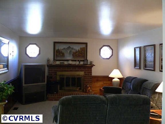 Family Room w/Gas Fireplace