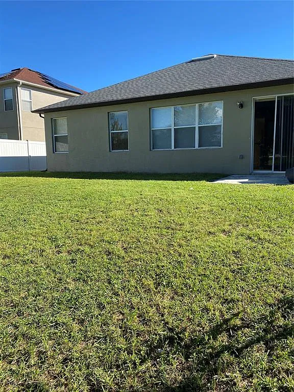 4 bed, 2.0 bath, 1941 sqft, $2,300 — Photo 2