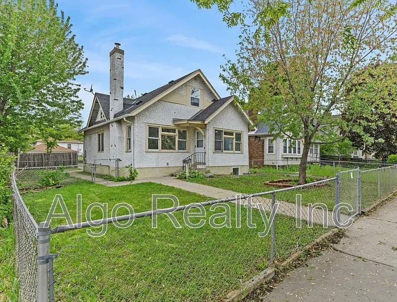 5 bed, 2.0 bath, 1700 sqft, $2,995 — Photo 2