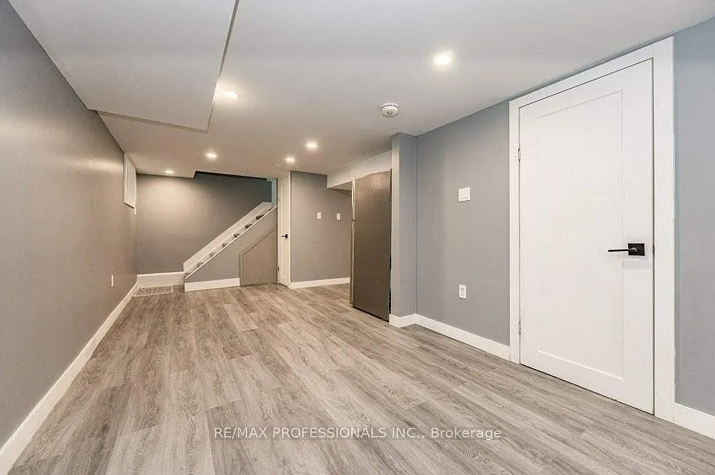 Building Photo - 15 Wexford Ave N #LOWER