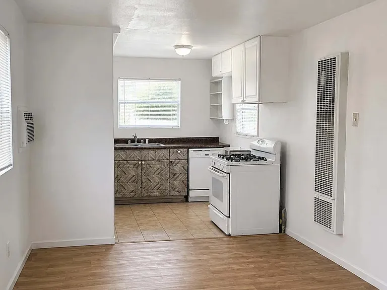 170 E Claremont St #L — Photo 2