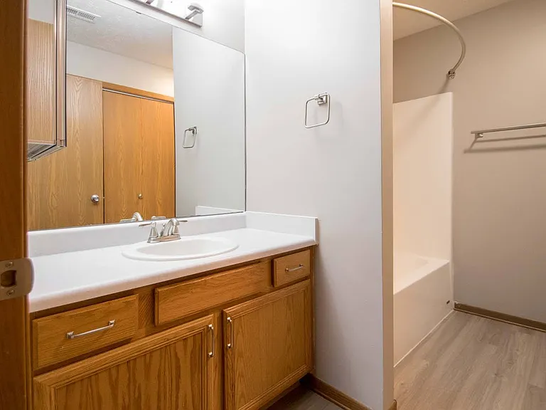 One Bedroom/One Bathroom: 810 SF
