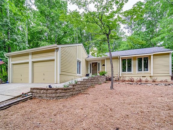 Image 2: Low Maintenance Landscaped Yard