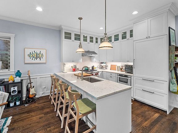4th image of 3322 N Kenmore Ave APT 2