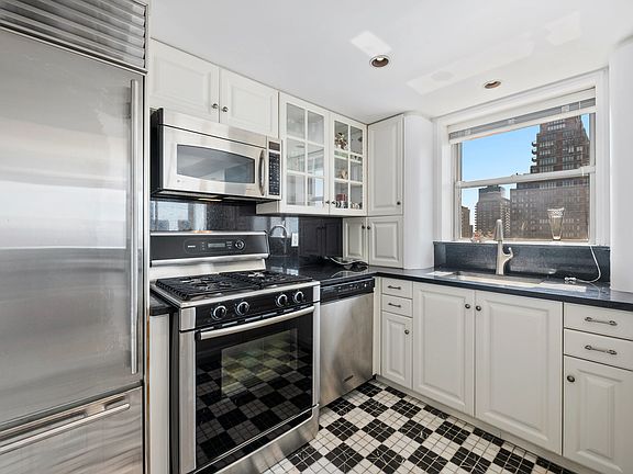 3rd image of 360 E 72nd St APT C3201