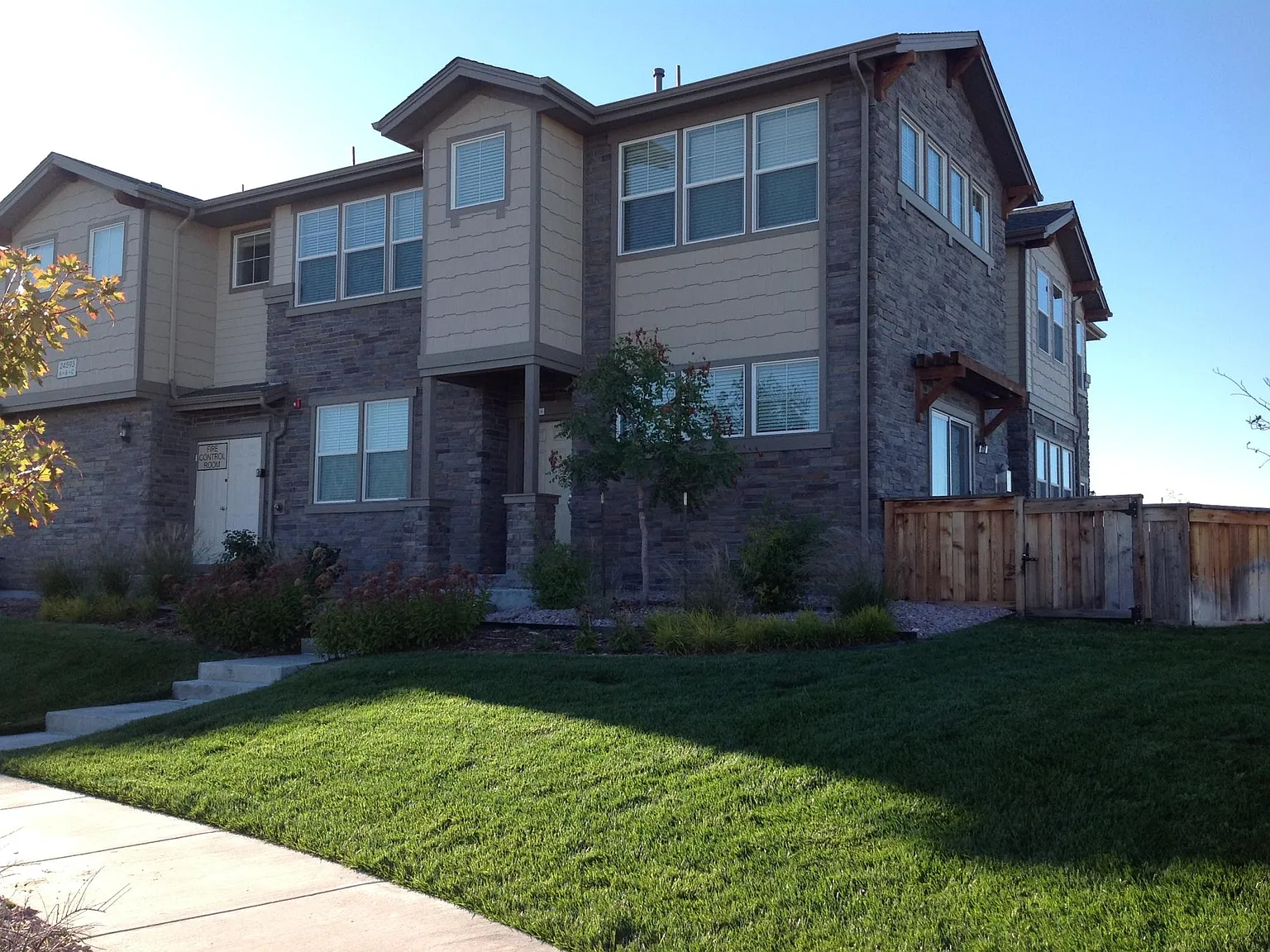2 bed, 2.5 bath, 1818 sqft, $3,300 — Photo 1