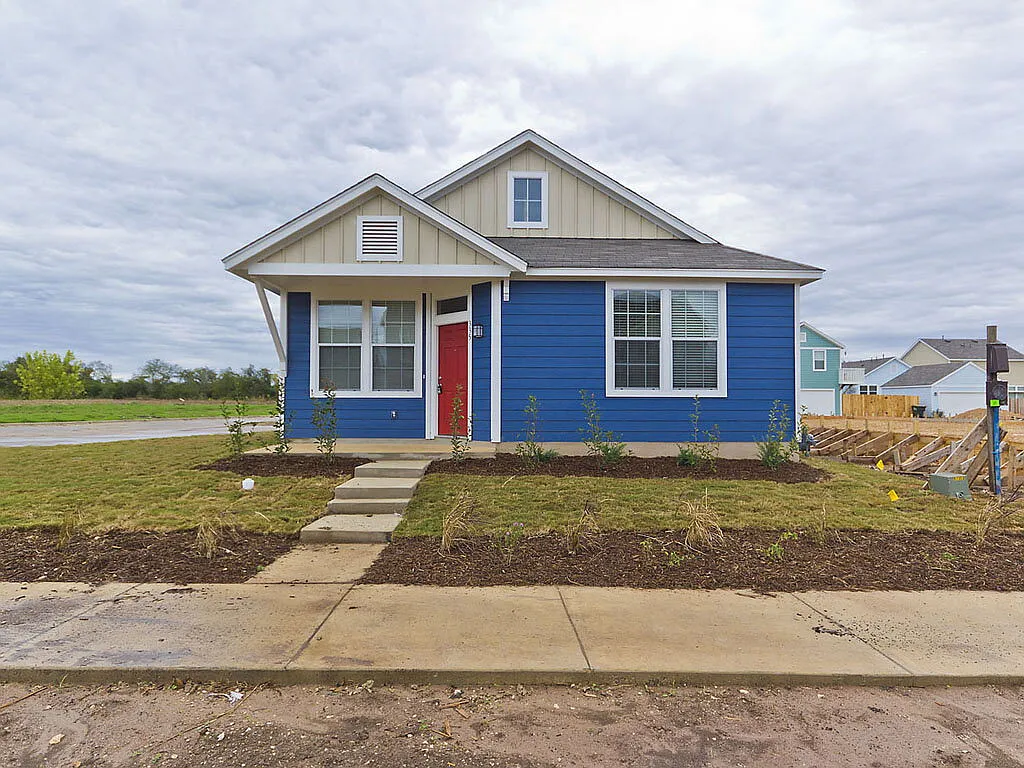 3 bed, 2.0 bath, 1380 sqft, $1,495 — Photo 2