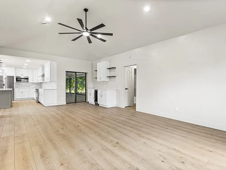 1911 Princess Ct — Photo 9