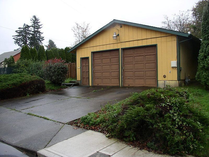 2nd image of 624 SE 4th St