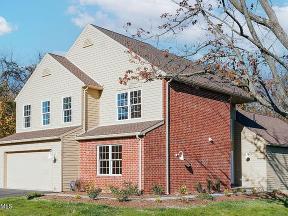 2nd image of 102 Victoria Ln