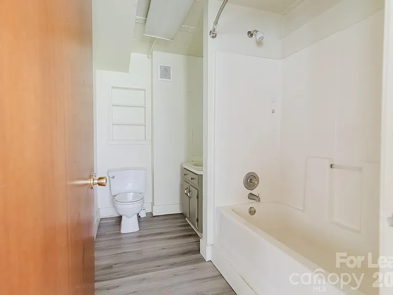 203 W Liberty St #2E — Photo 6