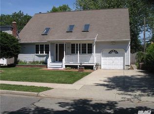 24 Lincoln Rd N, Plainview, NY 11803