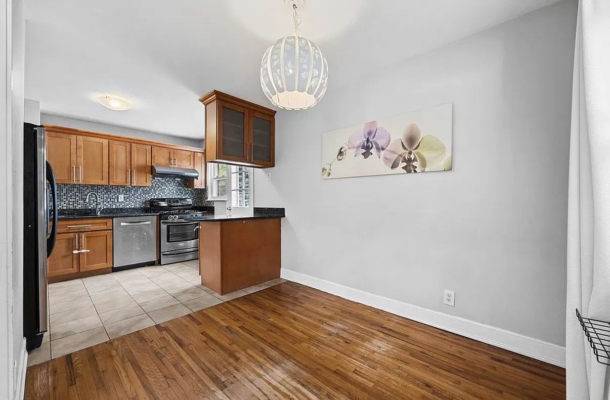 208th St, Bayside — Photo 3